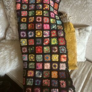 Granny Throw, Small Colorful Squares Bight Black. Gorgoues!  Great Conditon.